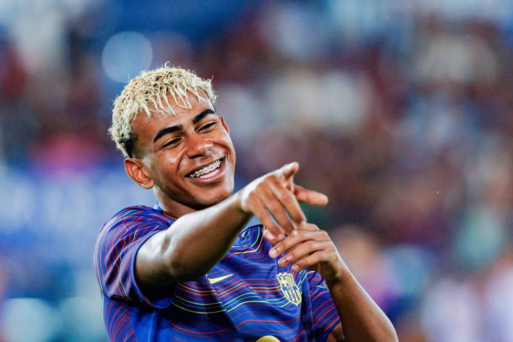 奥尔莫肩伤缺阵一个月，巴萨迎赛季关键考验